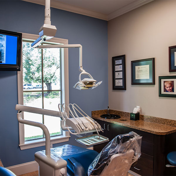 Dentist in 70458